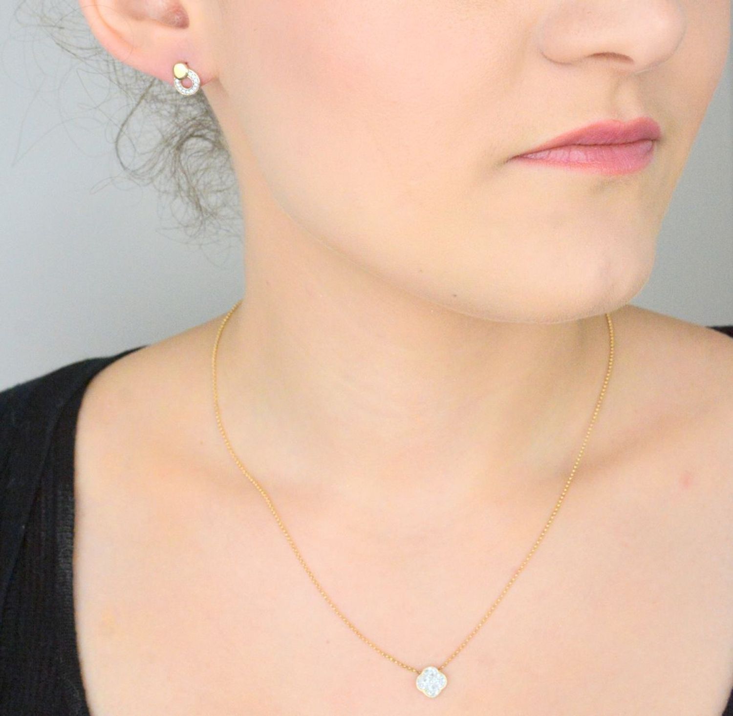 Złoty naszyjnik damski koniczyna z białymi diamentami 585 N10163 Y Zawieszka posiada 41 białych brylantów wielkości 0,09 ct, czystości SI oraz barwie H. 1.jpg